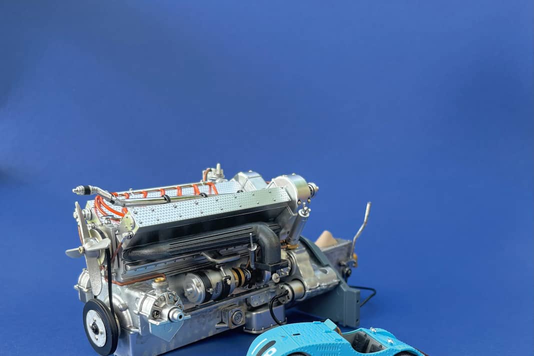Neben dem bereits montierten 1:8-Motor parkt zum stilechten Größenvergleich ein Bugatti T32 als Verkleinerung in 1:43