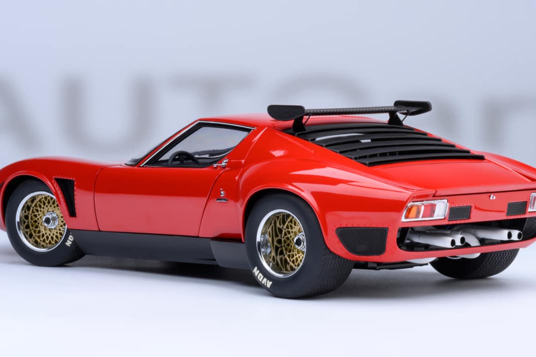 Das spektakuläre Einzelstück des Lamborghini Jota SVR zeichnet Autoart ab Februar mit einer grandiosen Neuauflage fein detailliert nach. ] Foto: Werk