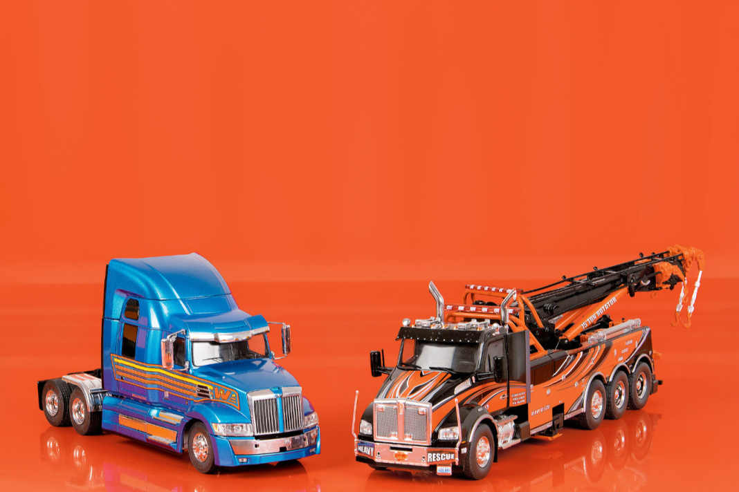 Der Western Star von Ixo (links) zeigt ausgefeilte Aerodynamik, der Kenworth punktet mit dem riesigen Wrecker-Aufbau