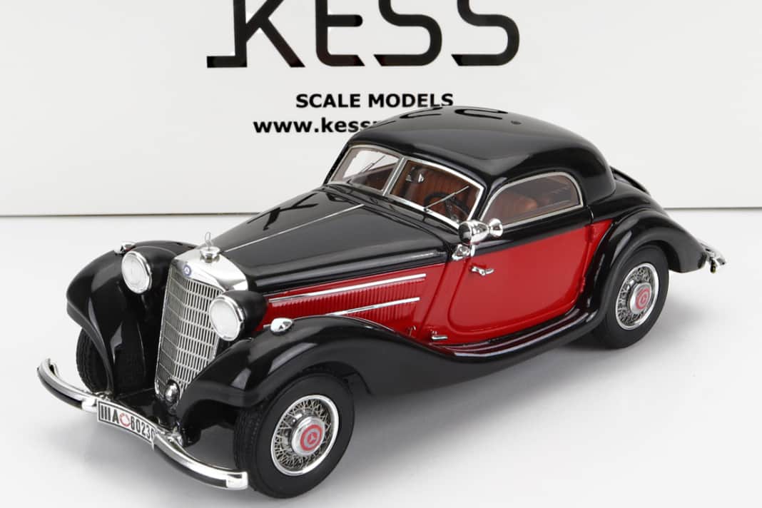 Das Coupé des Mercedes-Benz 320N liefert Kess in schwarz-roter Zweifarbenlackierung