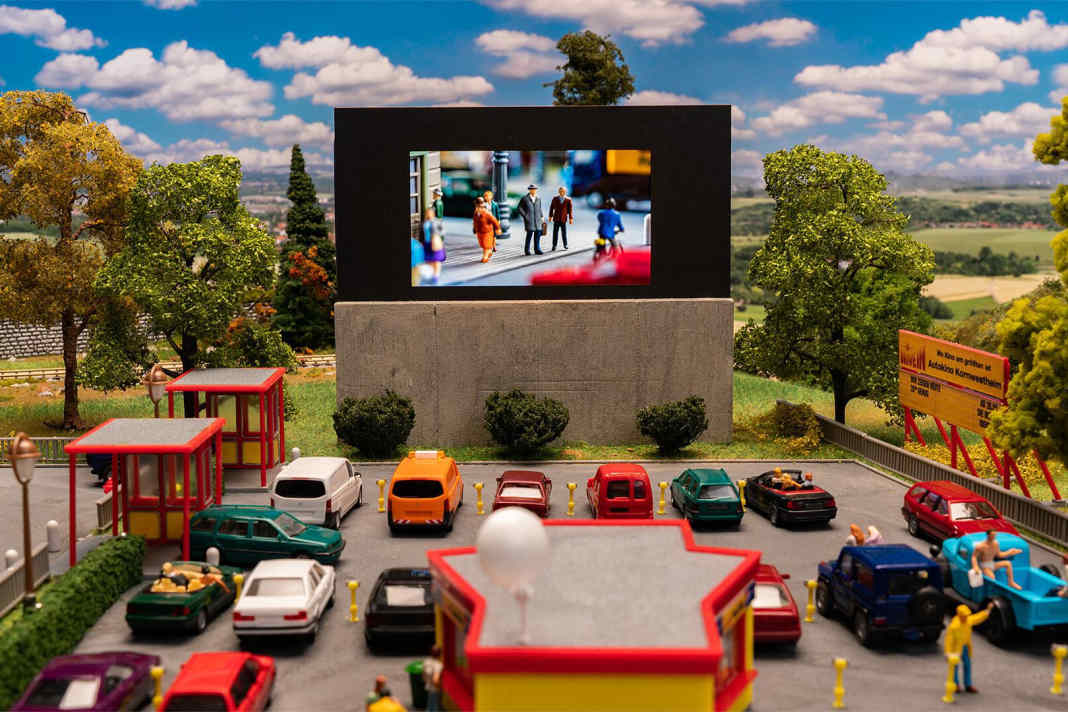 Bei uns parken Sie in der ersten Reihe. Die passenden Modellautos sind im Kit allerdings nicht enthalten. ] Foto: Werk