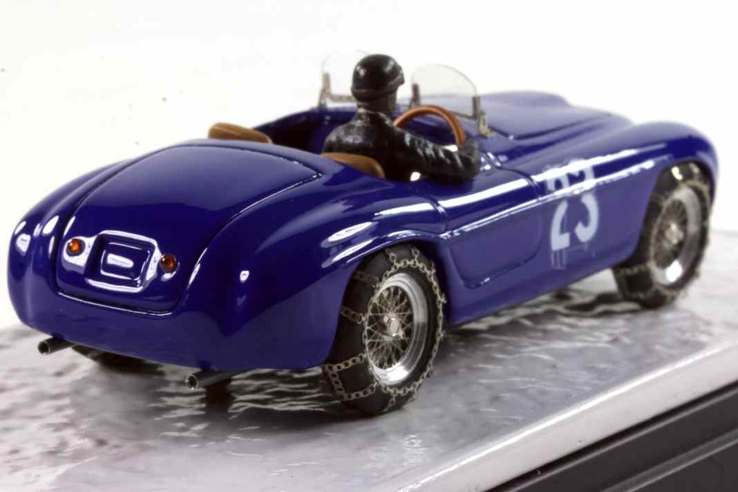 Die Bodenplatte hat die Struktur einer zugefrorenen Seeoberfläche. Über die fuhr das blaue Original zum 1:43-Modell bei seinem Start anno 1952. ] Foto: Autopioneer
