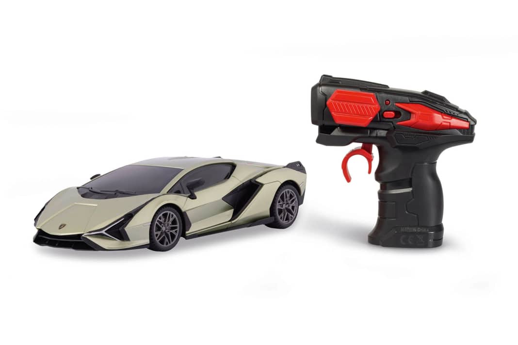 Revell liefert seine 1:24-Neuheit als Ready-to-Run-Modell in 1:24 mit Funkfernsterung für das 2,4-GHz-Band in den Handel ] Foto: Werk