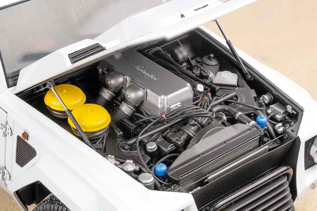 Der LM002 war in den Achtzigern ein extremer O!roader. Autoart baut dazu passend einen extrem detaillierten 1:18er mit Countach-V12