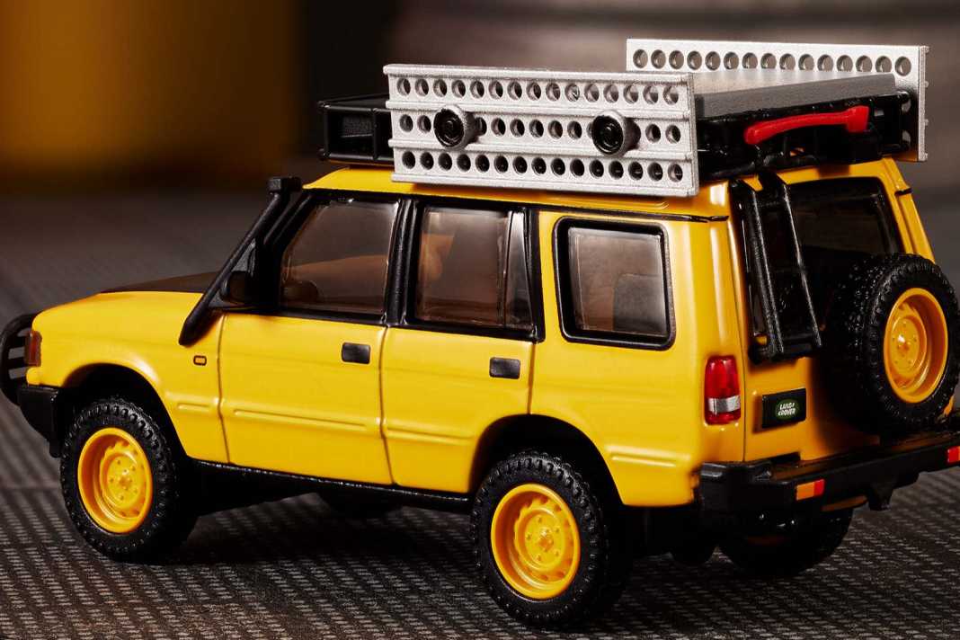 Dank des riesigen Dachgepäckträgers lassen sich die Extras teilweise auf dem Dach des SUV in 1:64 verstauen ] Foto: Werk