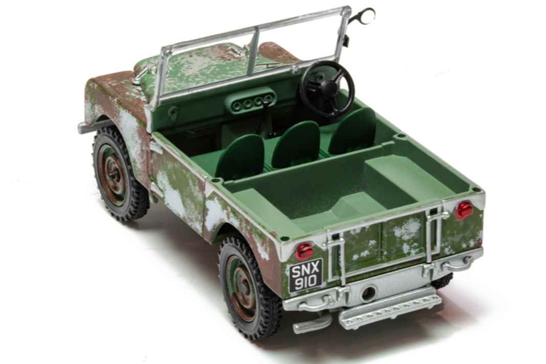 Experten bargen das Original aus dem Schlamm, restauriertes es technisch, aber ließen ihm die Patina. Genauso zeichnet Corgi diesen seltenen Land Rover Series I in 1:43 nach. ] Foto: Corgi