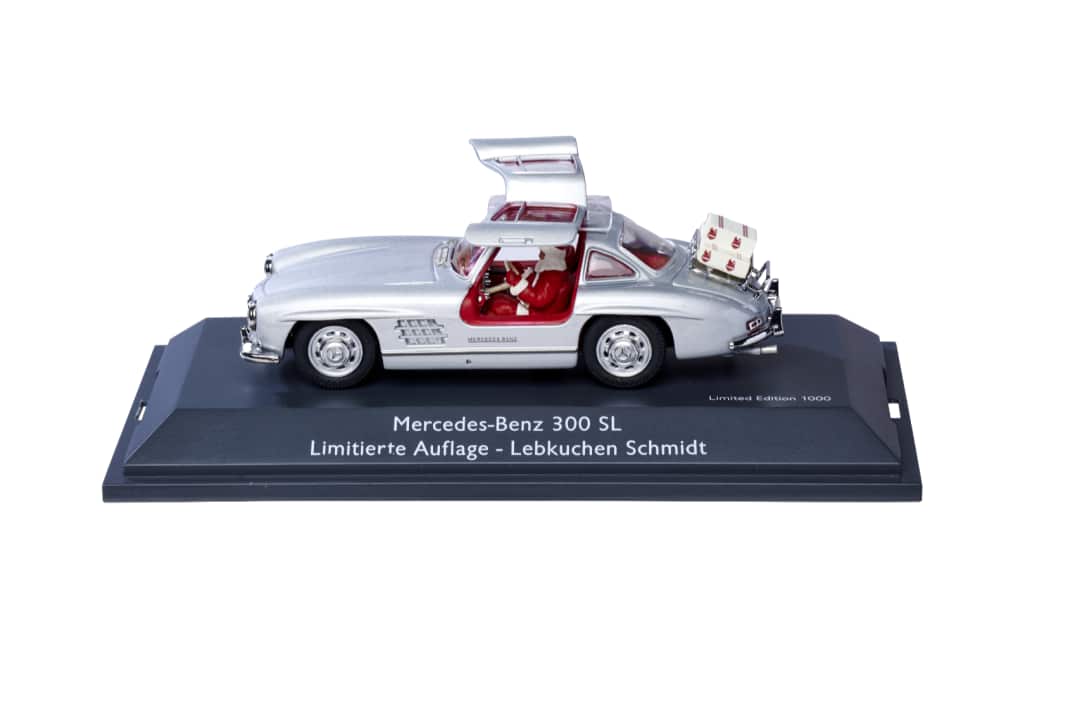 Das Die-Cast-Modell des Mercedes-Benz 300 SL Flügeltürers von Schuco hat bewegliche Türen und als Extra einen Weihnachtsmann als Piloten an Bord. ] Foto: Werk