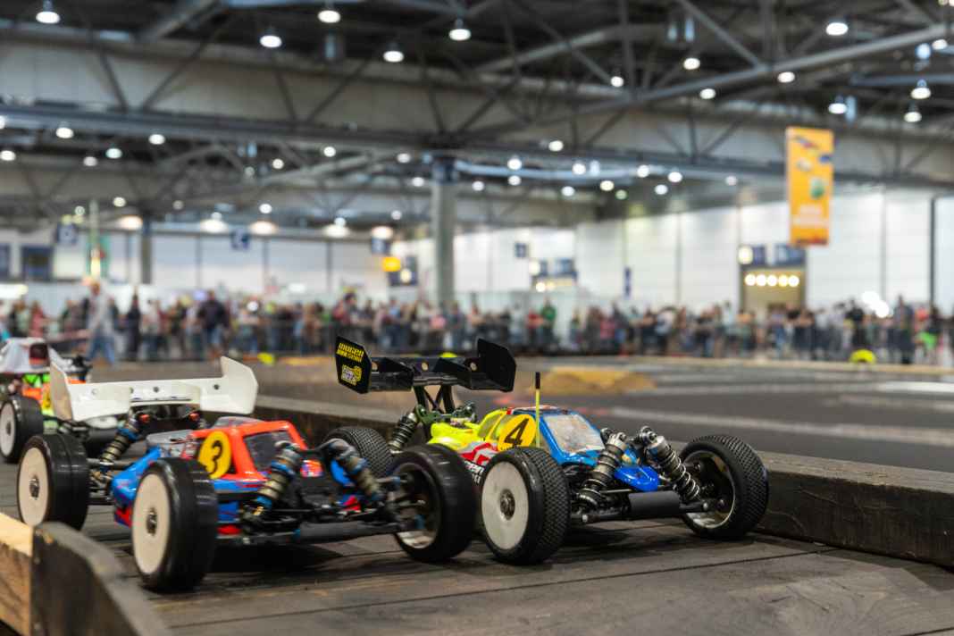 Auch RC-Flitzer gehen in Leipzig an den Start. Und es gibt selbstverständlich auch Möglichkeiten, es einmal selber auszuprobieren. ] Foto:: Joerg Singer