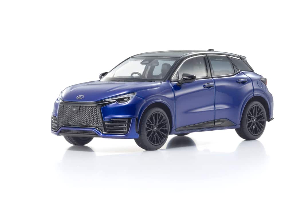 Mutig, mutig: Hier ist das 1:43-Modell des Lexus LBX Morizo RR in Heat Blue mit schwarzem Dach zu sehen ] Foto: Kyosho