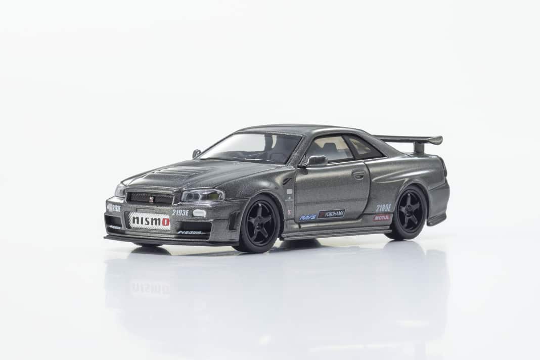 Auf den ersten Blick ist das 1:64-Modell eine ganz normale Miniatur des Nissan Skyline GT-R aus der Generation Nismo BNR34 als CRS-Version ] Foto: Werk