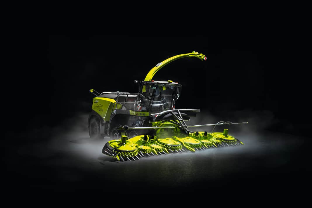 Zu den Respekt einflößenden 1:32- Neuheiten gehört sicher dieser Claas Jaguar 990 TERRA TRAC mit ORBIS 900 „50 Jahre Jaguar“ von Marge Models im Maßstab 1:32