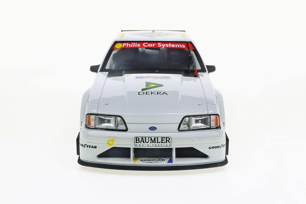 Er ist weiß, und manchmal folgte den ersten Runden auch weißer Rauch: Der legendäre DTM-Mustang von Gerd Ruch kommt in 1:18
