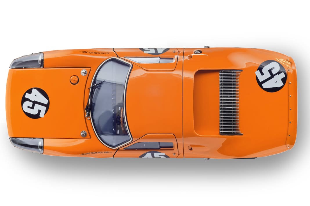 Die Spaltmaße an der schlank geschnittenen 1:18-Karosserie des Carrera 904 GTS nähern sich dem Serienzustand an