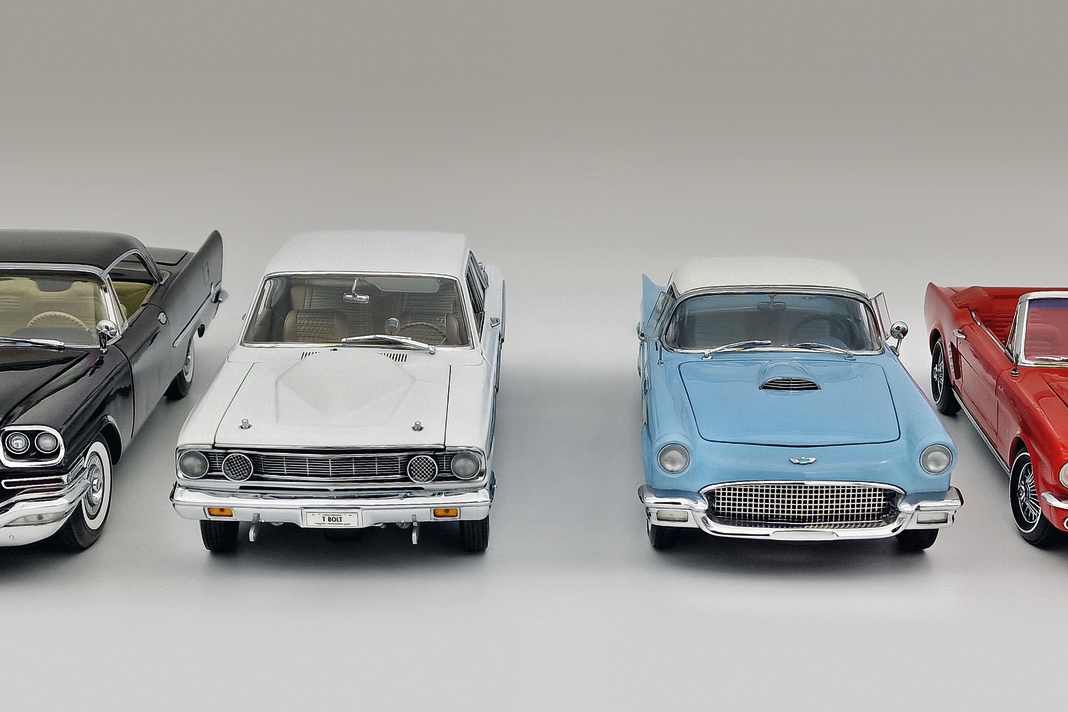 Chrysler 300C, Ford Thunderbolt Super Stock Drag Car, T-Bird und Mustang (von links) glänzen in 1:18 mit Top-Finessen