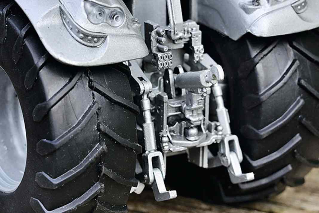 Mit dem Deutz-Fahr 8280 TTV steht bei Schuco in 1:32 ein ech-ter High-End-Traktor der neuesten Generation auf der Agenda