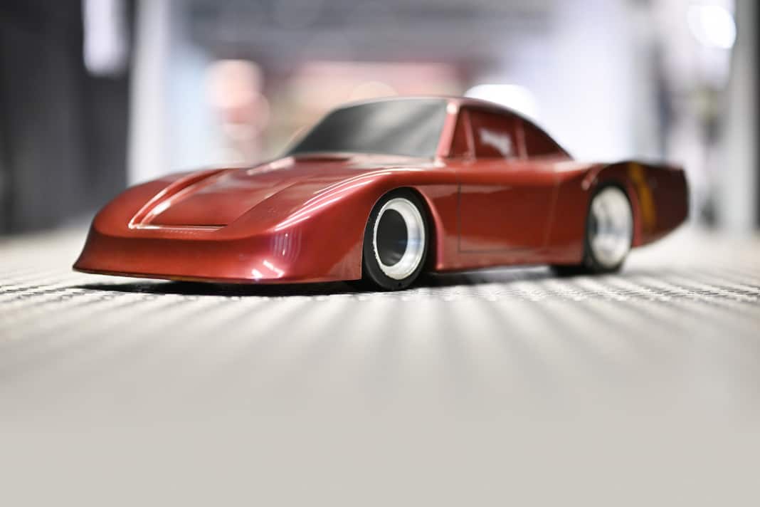 Das aus dem Vollen gefertigte 1:5-Modell des Porsche 935 schimmert in der Farbe „Candy Apple“, die der Wagen von Mansour Ojjeh erhielt