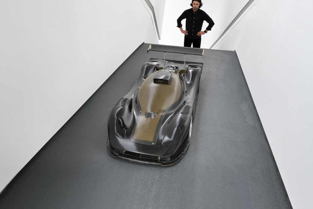 Adrian Franosch, zurzeit Werkstudent im Unternehmensarchiv, bewundert das 1:3- Windkanalmodell des Porsche 911 GT1 ’98 mit Karbonstruktur