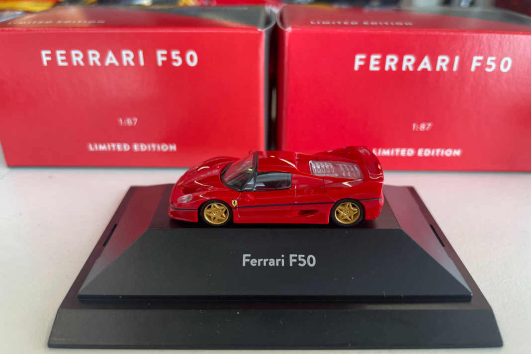 Auch mit geschlossenem Dach macht der Ferrari F50 von Herpa eine rassige Figur ] Foto: NAM