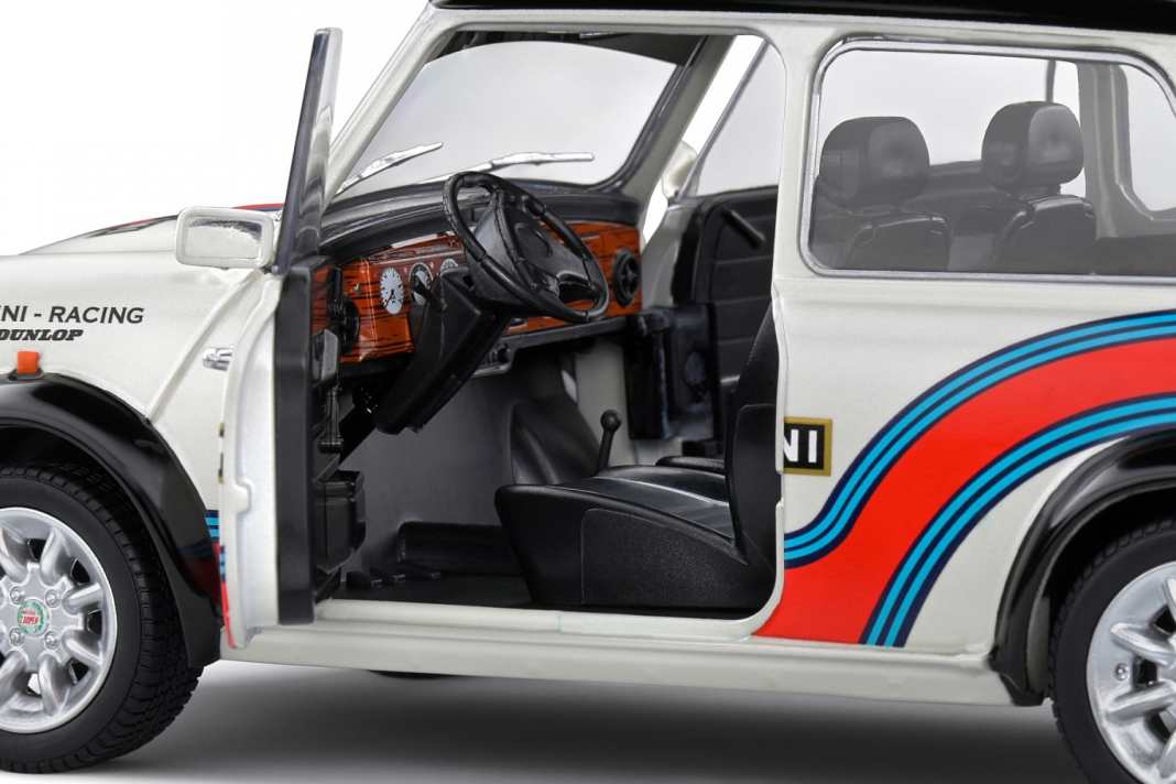 Drinnen darf es beim "Martini"-Mini auch etwas Luxus wie ein Armaturenbrett aus Holz sein