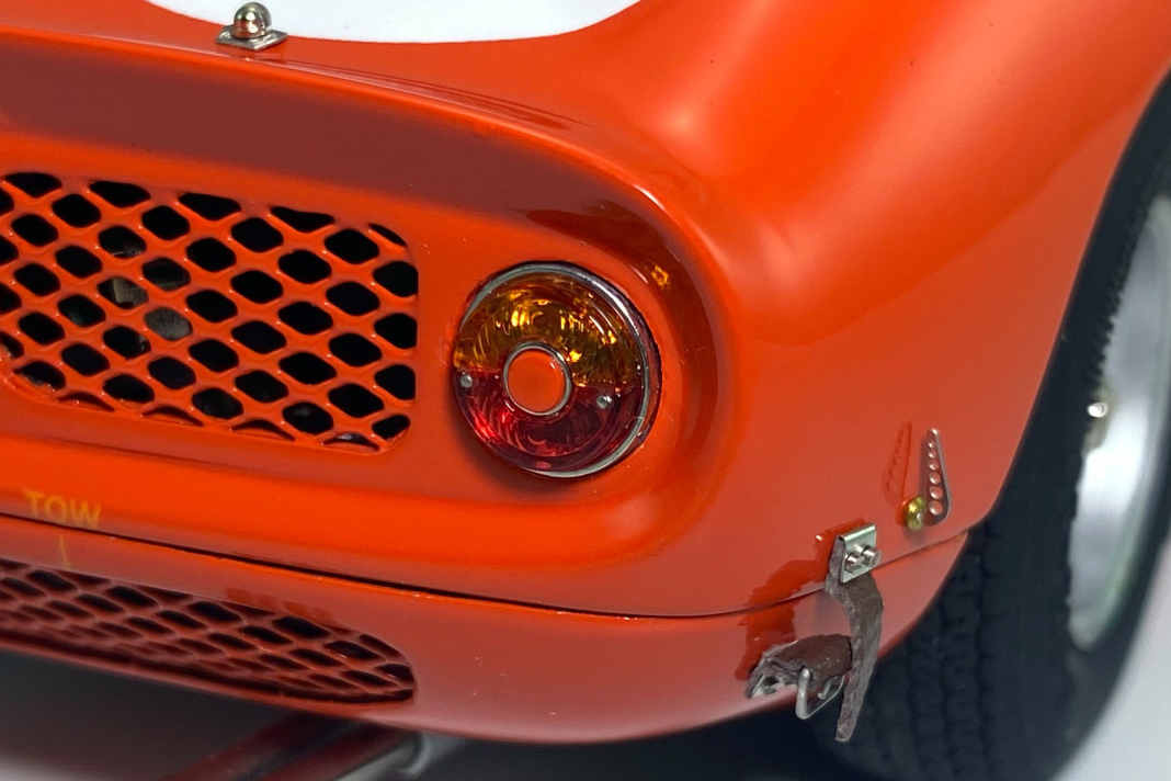 Ein Beispiel wie der Haubenverschluss der Klappe über dem Motor zeigt eindrucksvoll, wie Martisan bei seinem 250 LM in 1:18 ins Detail gehen will ] Foto: Martisan