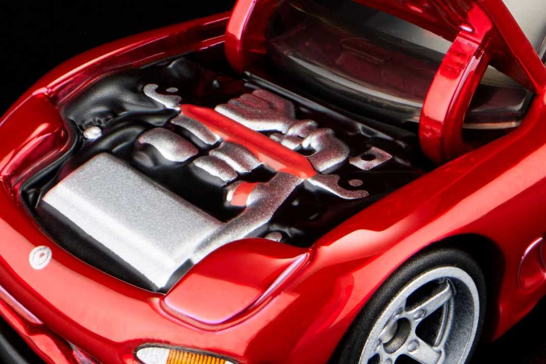Hot Wheels legt bei seinen 1:64-Modellen mehr Wert auf Details. Der neue Mazda RX-7 beweist das mit einem detaillierten Twinturbo-Motor unter der Haube.
