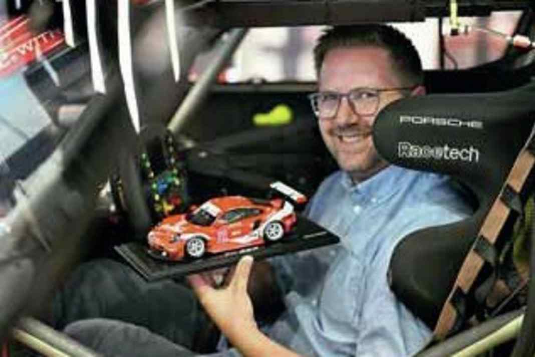 Jörg Heinz mag den Coca-Cola-Elfer in 1:18 von Spark und nahm bei unserem Shootinggleich im passenden Vorbild Platz