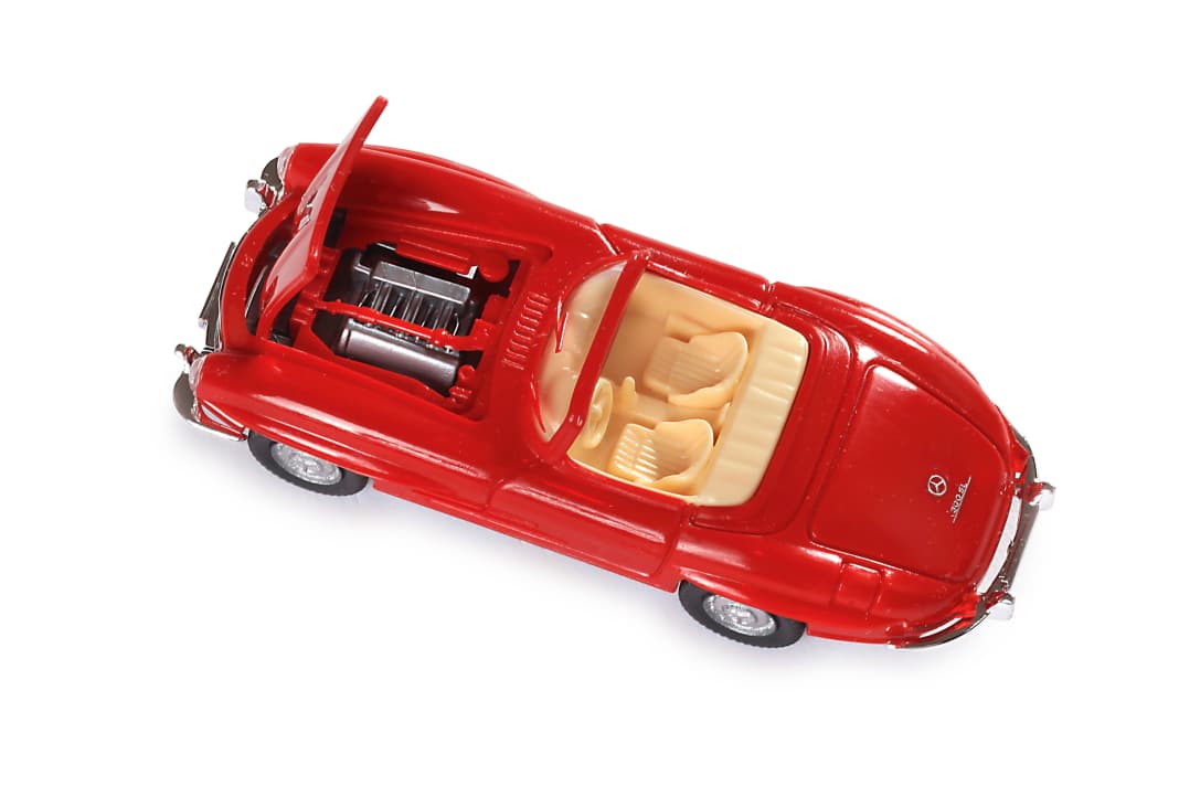 Der Roadster aus der modernen Form zum Mercedes-Benz 300 SL punktete mit einer beweglichen Motorhaube in 1:87