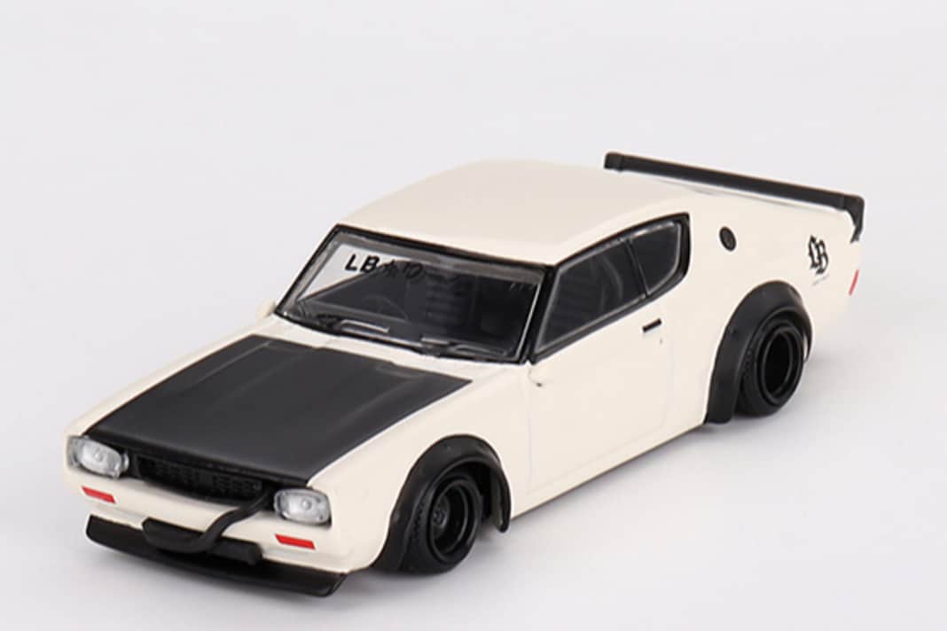 Der Nissan Sykline Kenmeri Liberty Walk trägt Weiß mit schwarzer Motorhaube