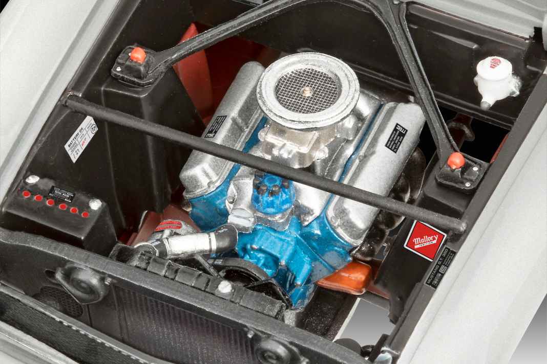 Der V8 im Trimm von Carroll ist beim Kit unter der beweglichen Fronthaube mit an Bord ] Foto: Werk