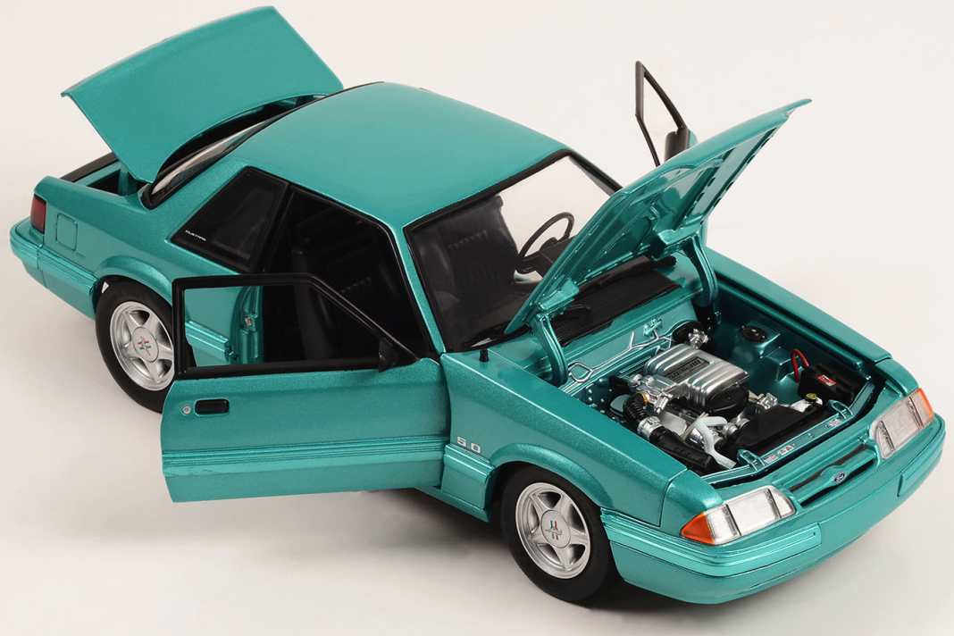 Die Neuheit von ACME Die Cast hat bewegliche Türen und Hauben