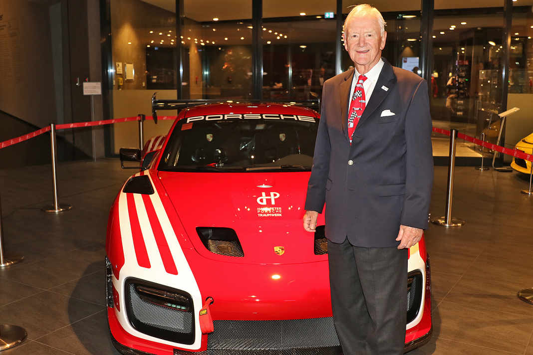 Anlässlich eines Benzingeprächs im Traumwerk zeigt Hans-Peter Porsche den 935er