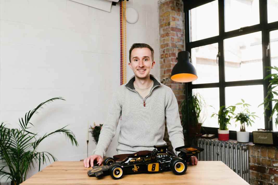 James Rodgers ist Manager und Privat-Pilot. Beim Bau des Lotus-Modells von Pocher in 1:8 kam der gestresste Experten merklich runter. ] Foto: Pocher