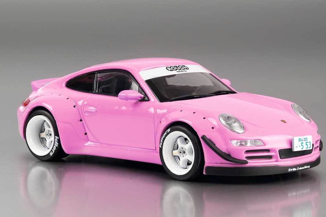 Pretty in Pink: Auf Ixo- Basis entstand dieser maßgeschneiderte RWB-Porsche in 1:43 sowie 1:18