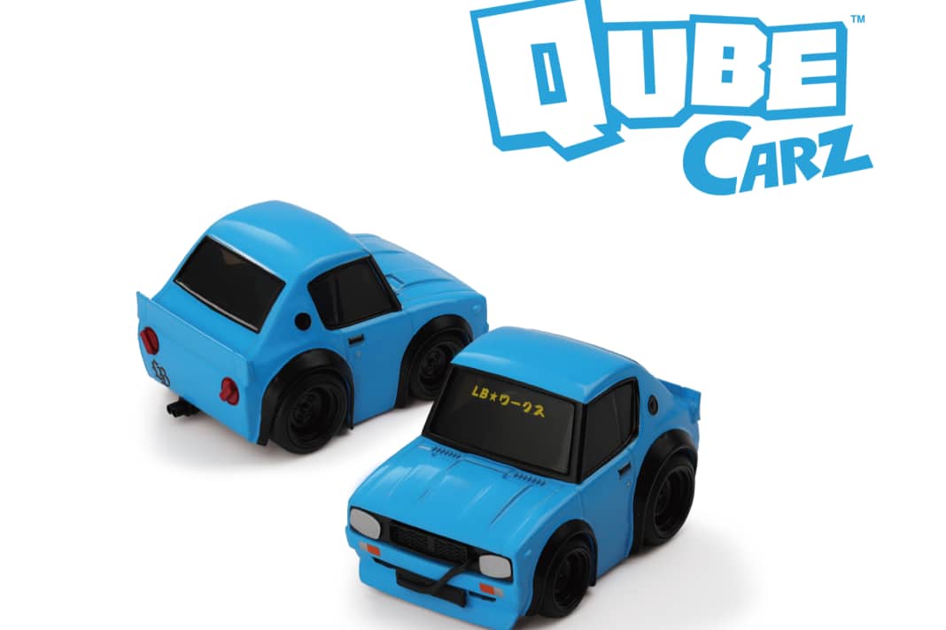 In knackigem Blau fährt hier der Liberty Walk Nissan Skyline Kenmeri aus der Blisterbox ] Foto: Werk