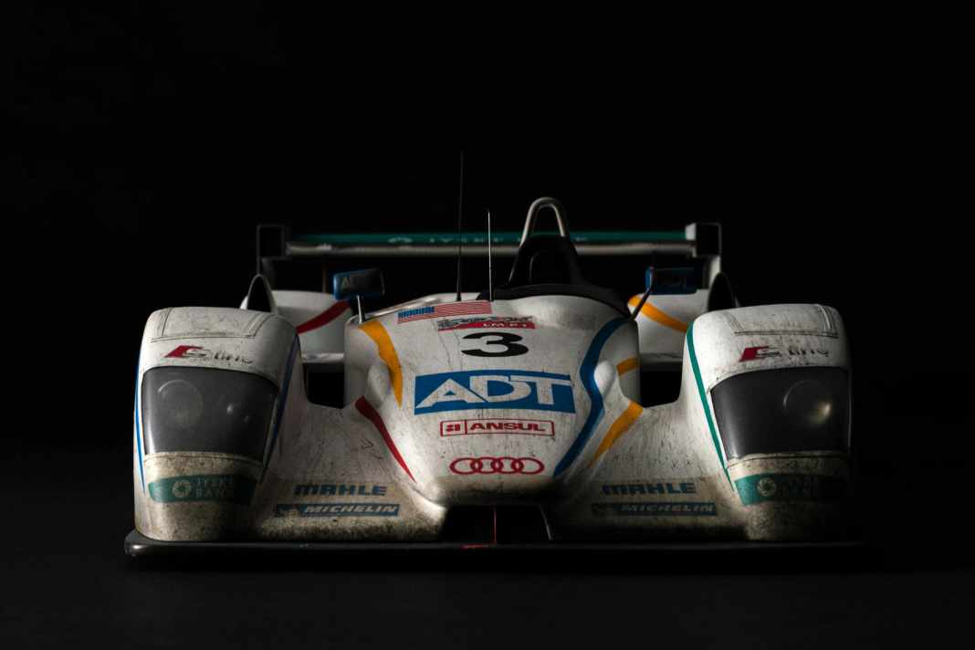 Nicht nur das Auto, also der R8, auch die Fahrer brauchen in Le Mans Nehmerqualitäten. Sogar in der Baugröße 1:8