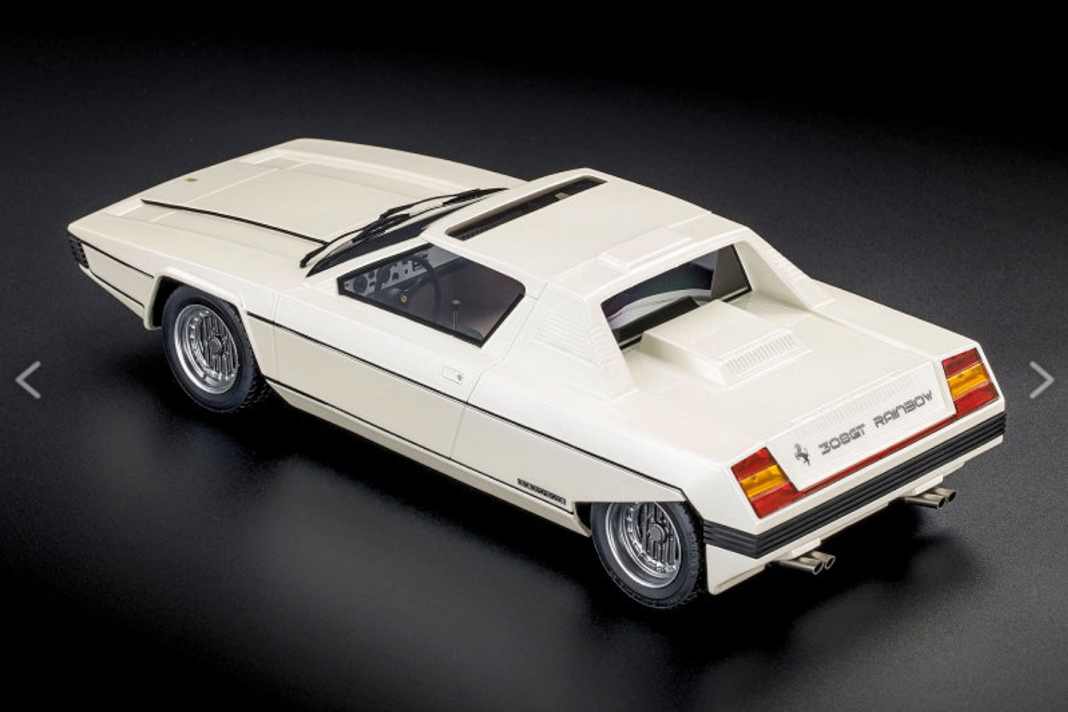 Hier ist die zweite Farbvariante der Neuheit in Weiß zu sehen. Die kantigen Proportionen wirken stimmig. ] Foto: Top Marques