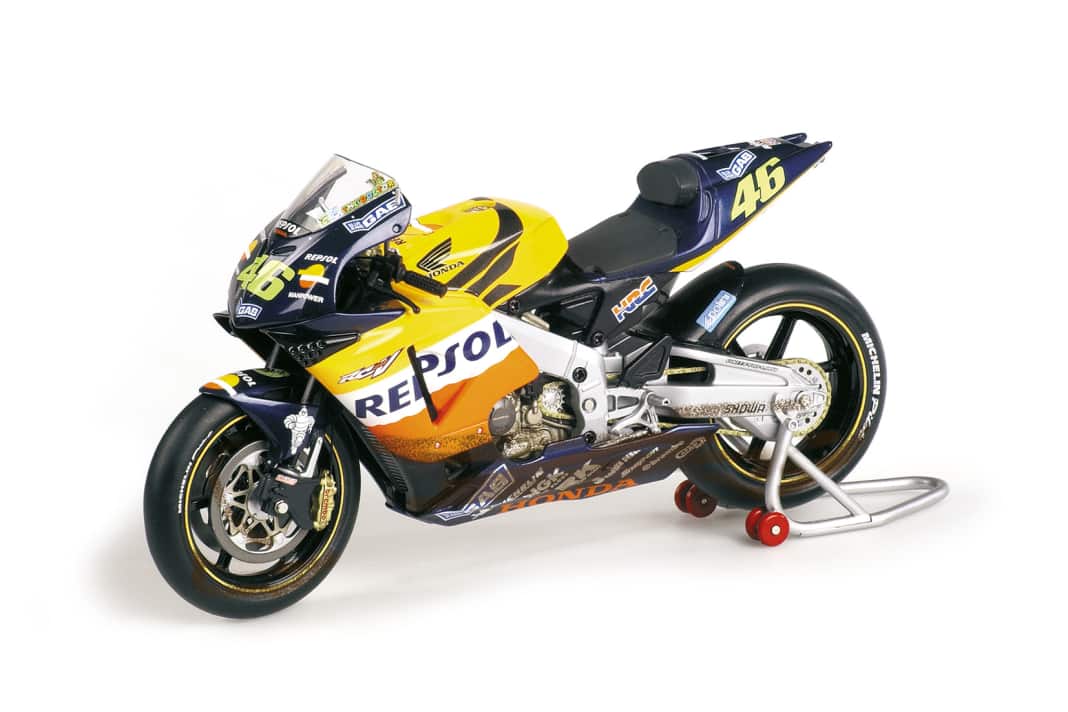 Mit exzellenten Modellen hat Minichamps die Geschichte des Rennfahrers Valentino Rossi nachgezeichnet. Hier die Honda RC211V des Champ von 2002 als Dirty-Version in 1:12, eine 2025er-News ] Foto: Minichamps