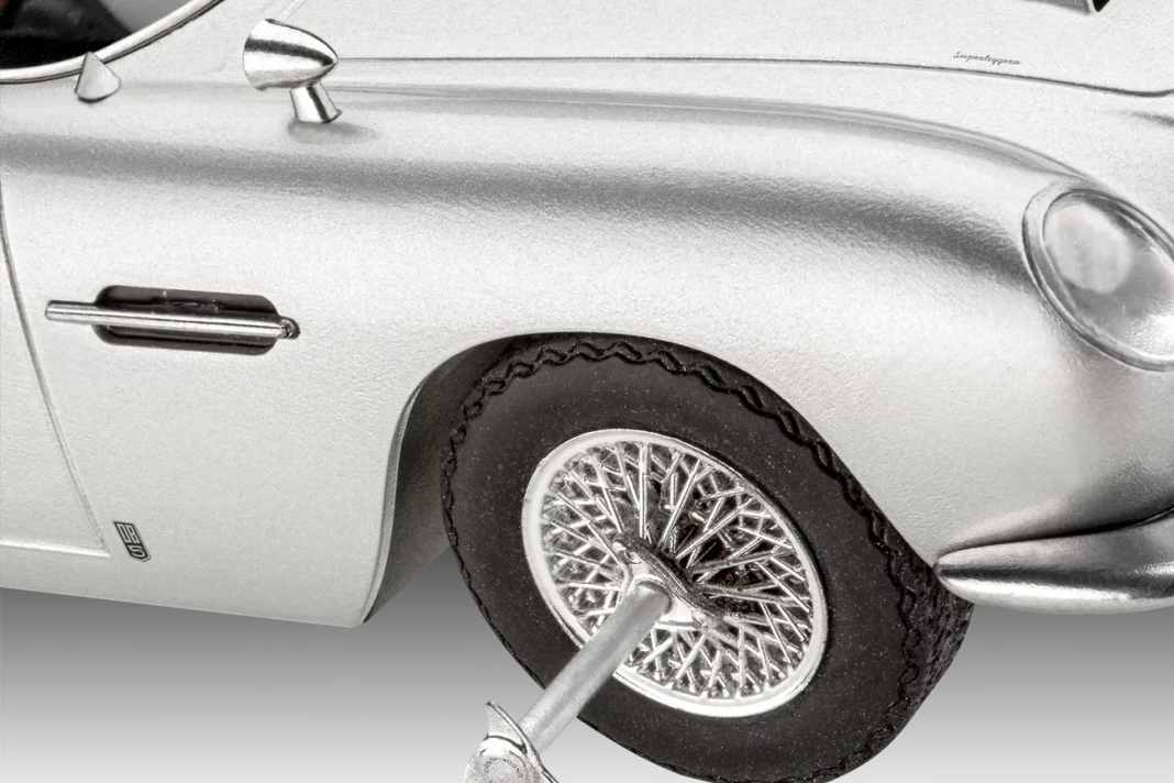 Never say never! Die typischen Agenten-Gimmicks müssen sein. So besitzt der Aston Martin DB5 von Revell auch als 1:24-Verkleinerung die Reifenschlitzer. ] Foto: Revell