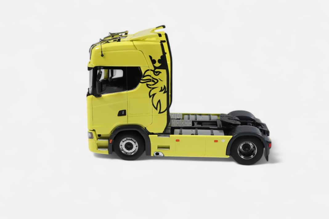 Und in Sachen Dekoration ist dieses Scania-Modell eindeutig auf der Höhe der Zeit. Auf der Fahrerkabine ist der Greif zu erkennen, der im Logo der Schweden eine wichtige Rolle spielt ] Foto: Werk