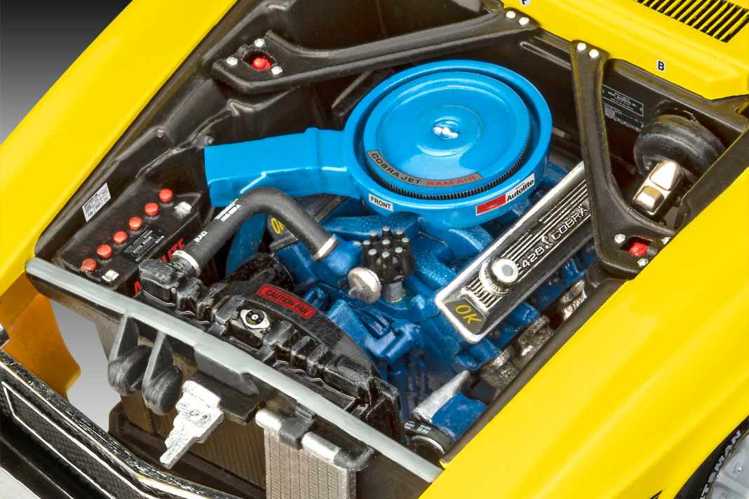 Unter der Motorhaube versteckt sich beim Plastikbausatz von Revell der beim Original sieben Liter große V8-Motor ] Foto: Werk
