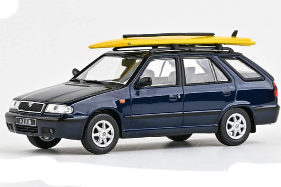 Dass der Skoda Felicia Combi von 1998 auch ein veritables Freizeit-Fahrzeug mit Surfbrett auf dem Dach sein kann, beweist dieses Abrex-Modell in 1:43 ] Foto: Abrex