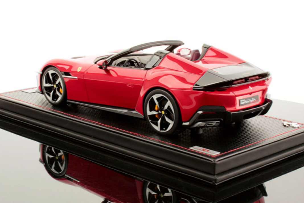 Perfekte Verarbeitung, traumhafte Proportionen und tolle Felgen zeigt das Resinemodell des Ferrari 12Cilindri Spider nun auch in Rosso Imola ] Foto: MR Collection