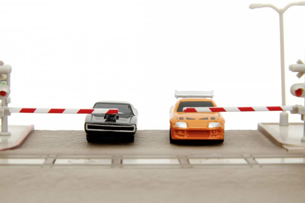 Nein: Brav vor der heruntergelassenen Schranke zu warten, ist weder das Ding von Doms Dodge Charger noch von Brians Toyota Supra