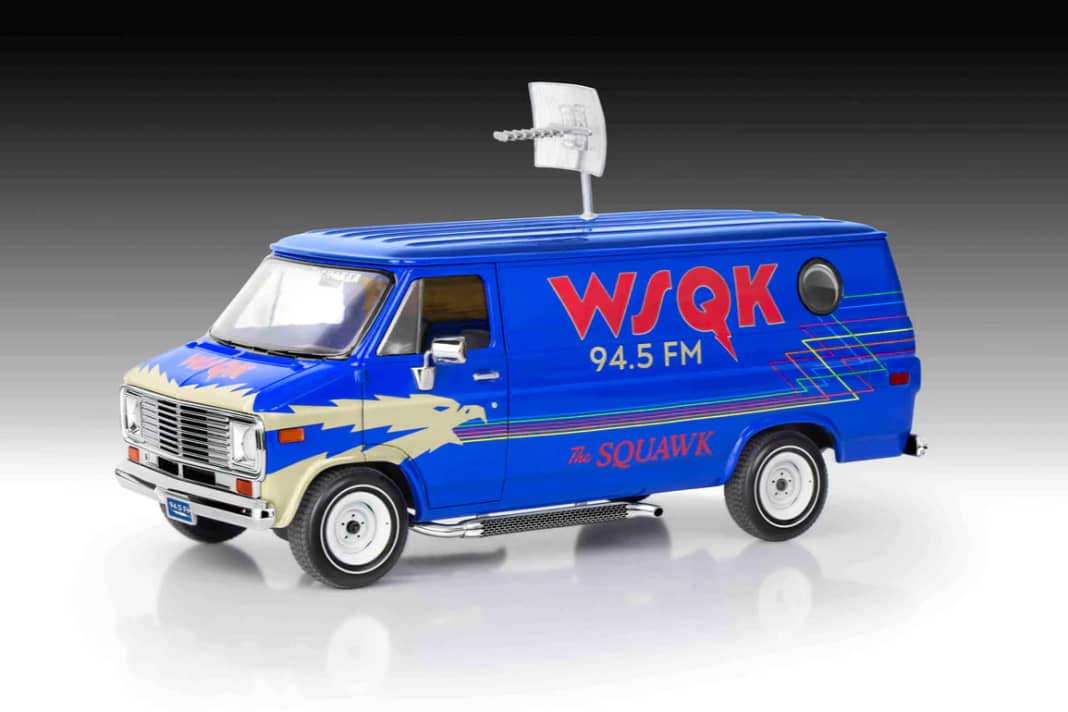 Der Chevy-Van der Helden aus der TV-Serie "Stranger Things" dient in Staffel 5 als mobile Einsatzzentrale für die Ermittlungen ] Foto: Revell