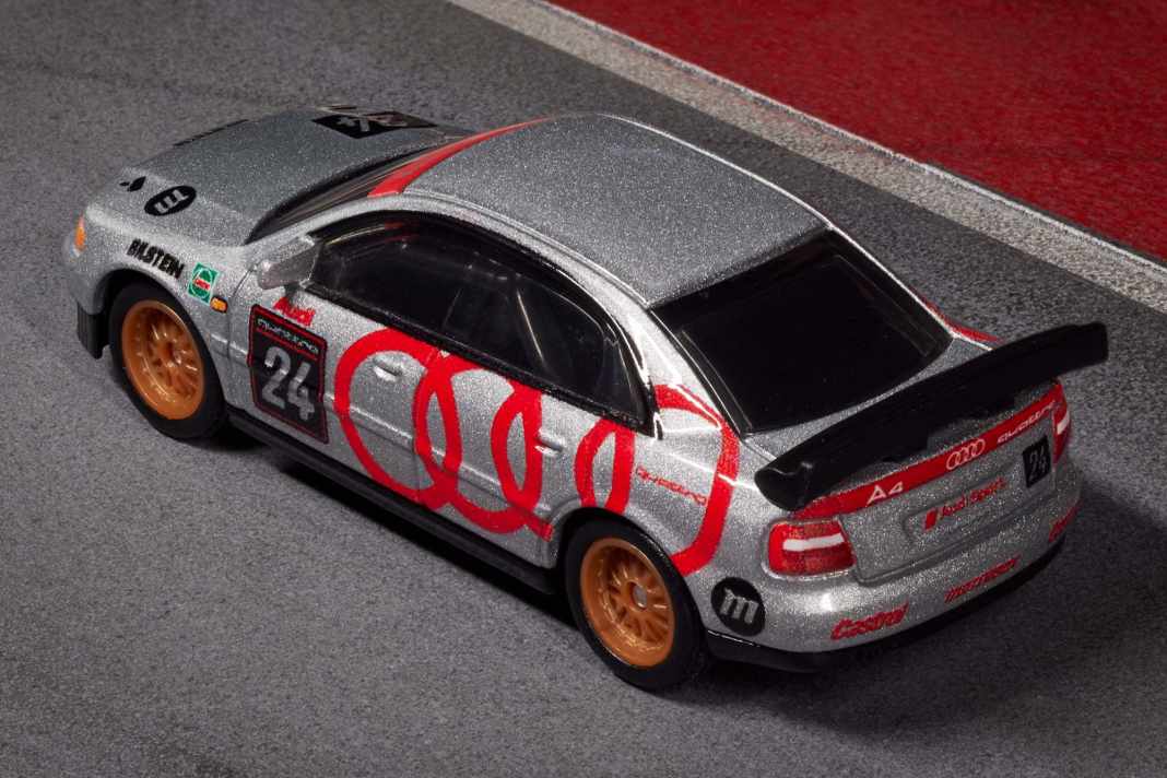 Den Renndress hat Matchbox für ein 1:64-Modell sehr gut getroffen. Aber eine Startnummer 24 ging 1996 in der STW nicht an den Start. ] Foto: Werk