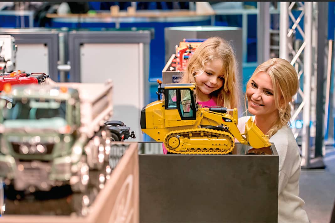 Modellbauer zeigen ihre Künste, RC-Piloten ihre Fähigkeiten, und das Publikum kommt in Dortmund echt ins Staunen