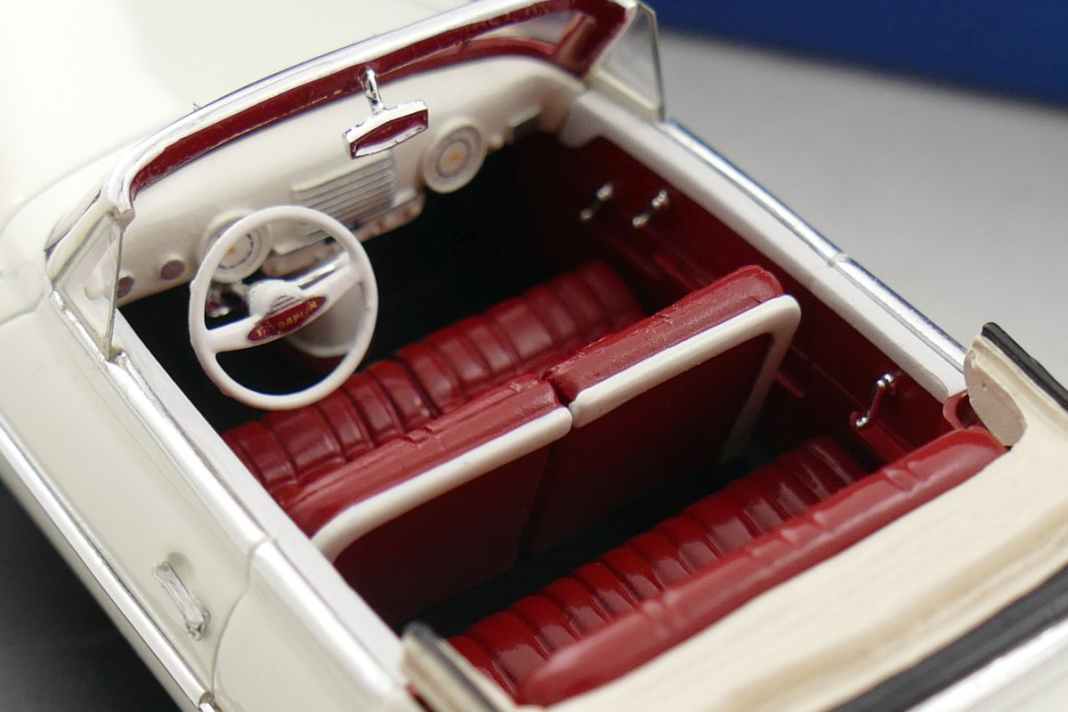 Das luxuriöse Cabriolet-Interieur ist von US-Schlitten inspiriert
