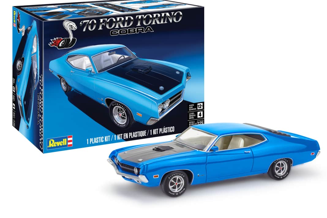 Der Revell-Kit des Ford Gran Torino schimmert in Blaumetallic auf dem Karton