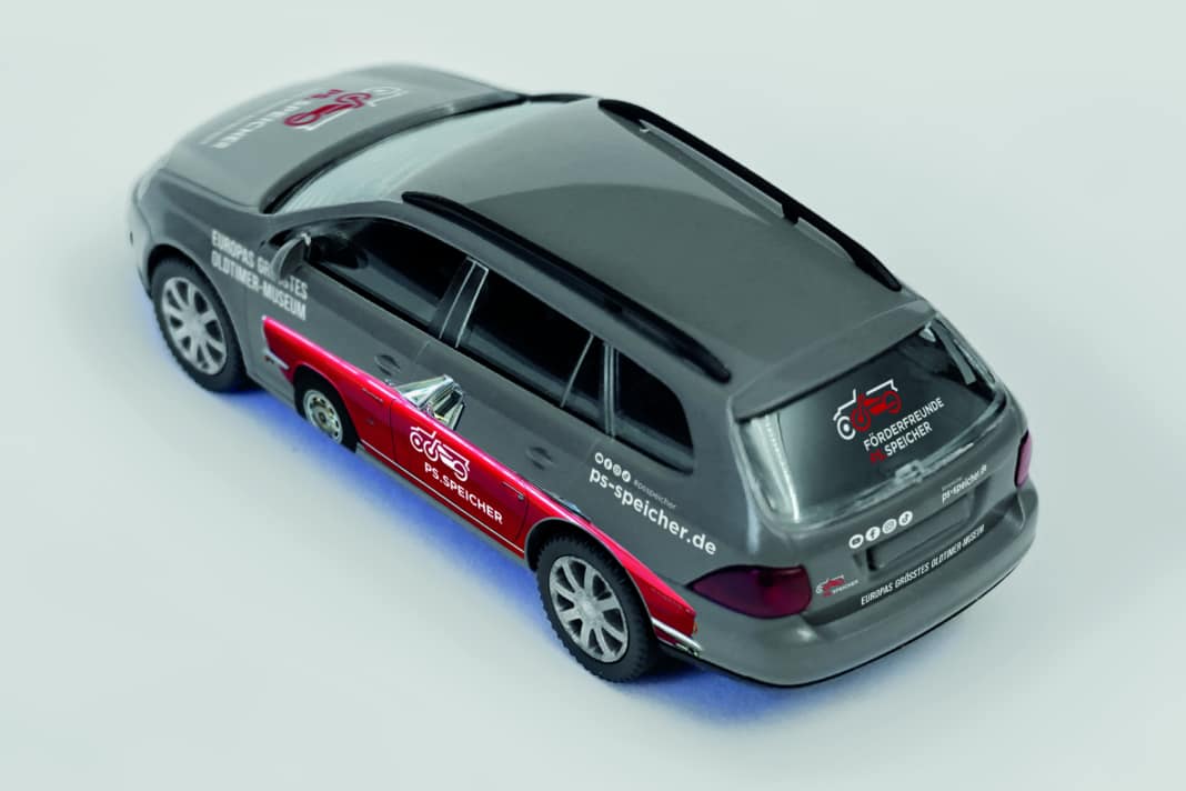 Diese erste Animation zeigt, wie das Wiking-Sondermodell mit Dekos des PS.Speichers in 1:87 bedruckt sein wird. Links ist ein Glas Roadster zu sehen. ] Foto: Werk