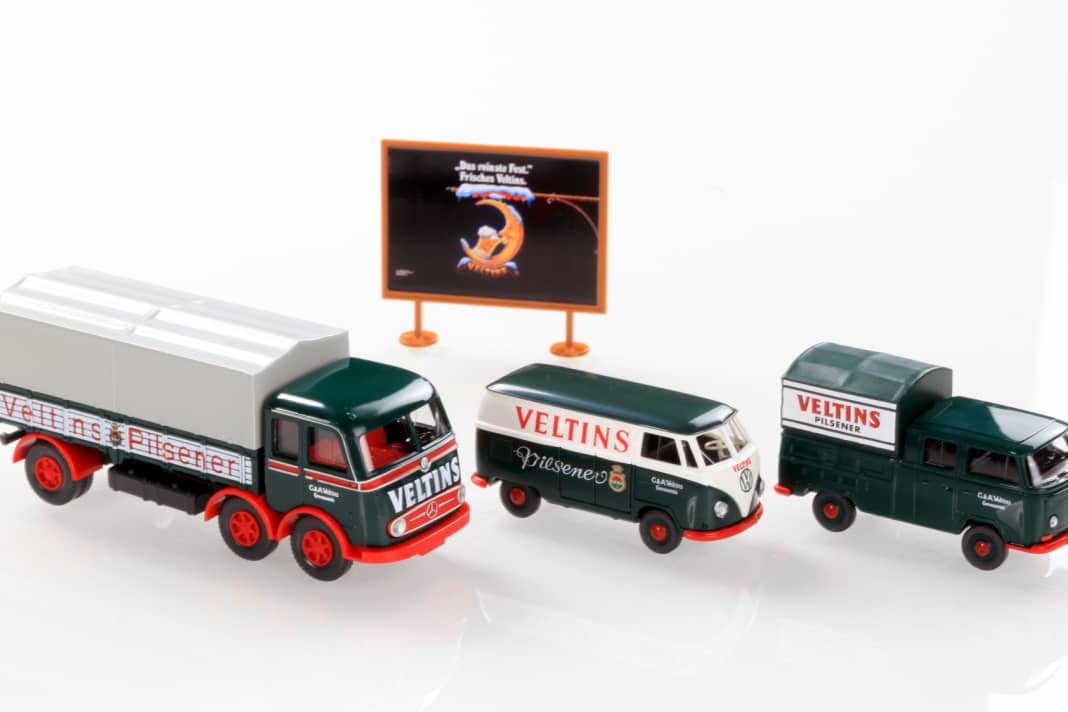 Mit dem Mercedes-Tausendfüßler und zwei Wiking-Bullis sowie einer Werbetafel ist das Veltins-Set klug kombiniert ] Foto: Werk